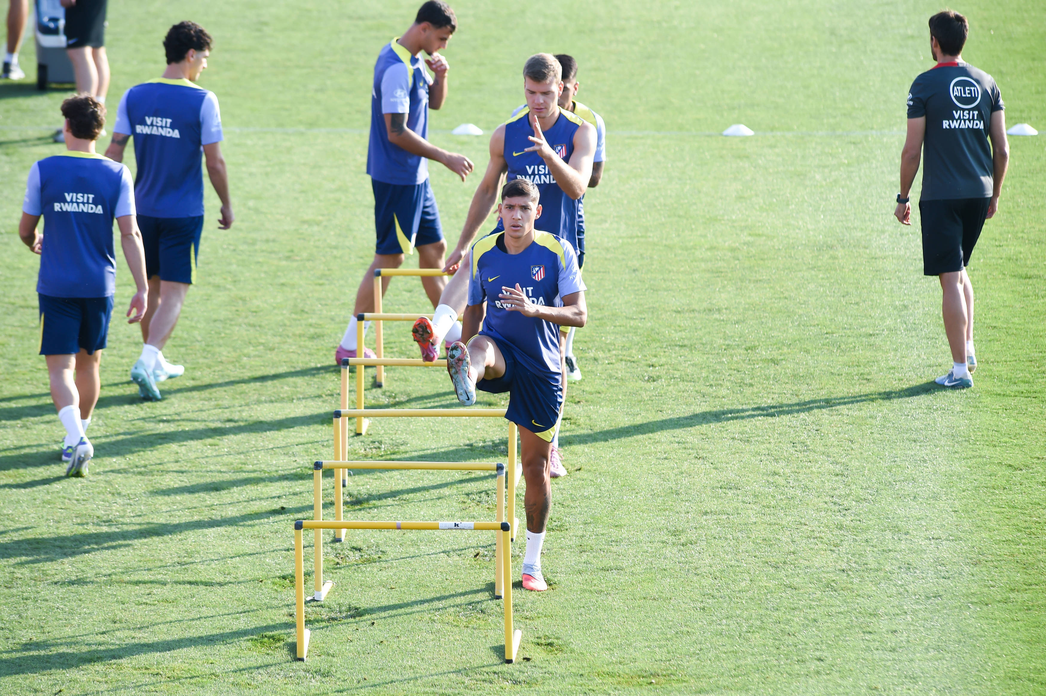 (体育)足球:马德里竞技一队备战新赛季