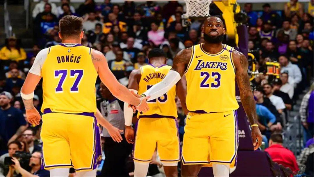 威胁湖人队？喜欢白人女孩？老詹或彻底塌房，湖记：这些把戏不管用了