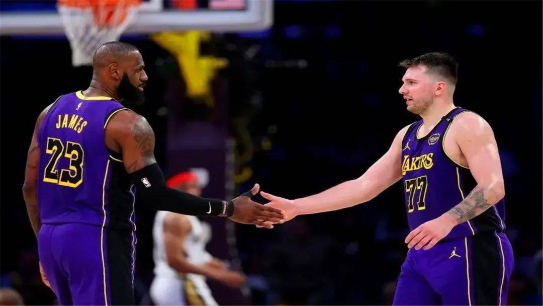 威胁湖人队？喜欢白人女孩？老詹或彻底塌房，湖记：这些把戏不管用了