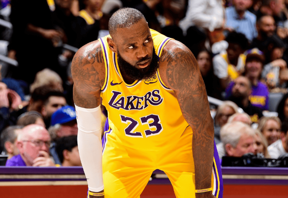 拒绝续约！湖人再出狠招，詹姆斯非常被动！