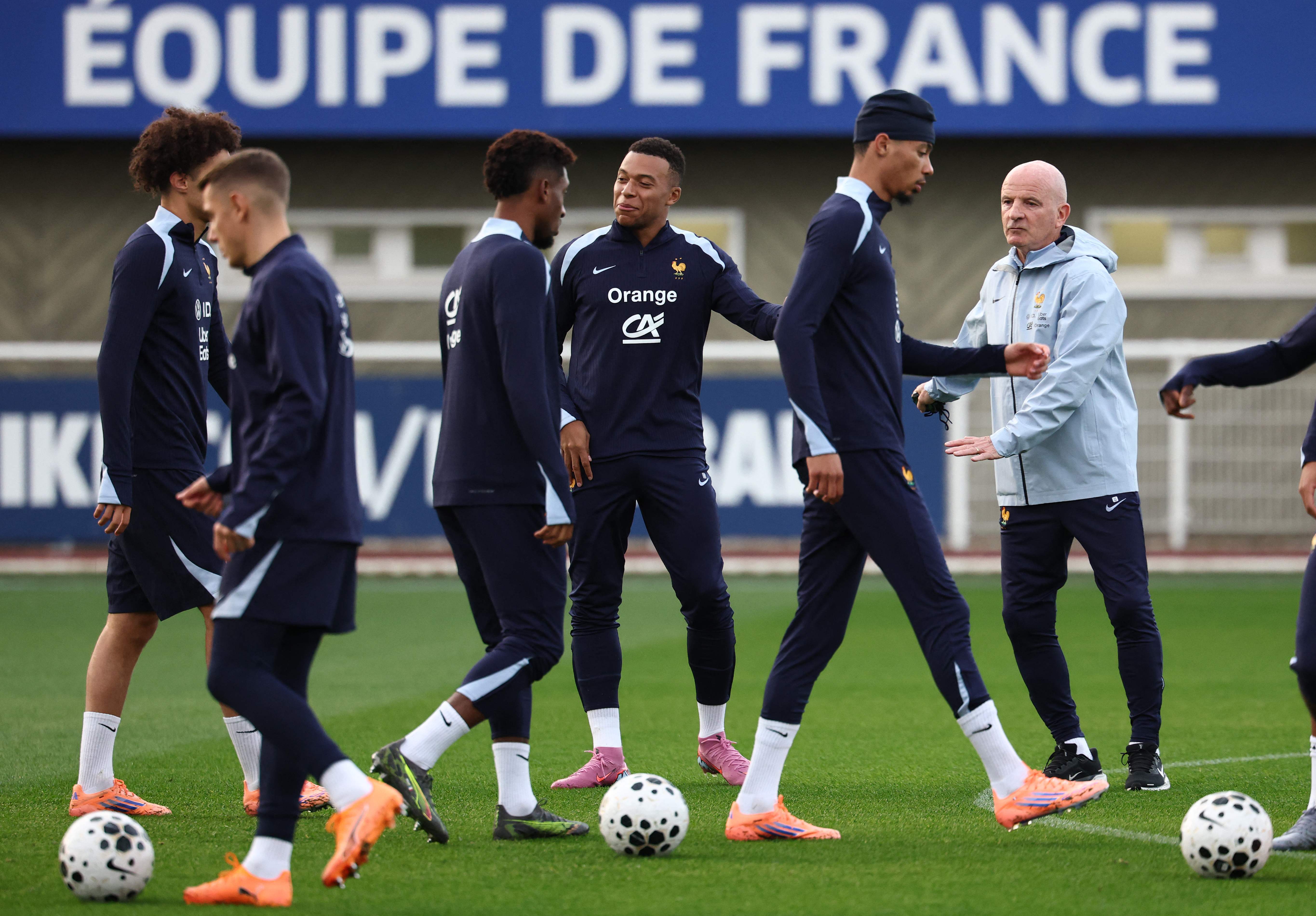 (外代二线)足球——世预赛:法国队备战